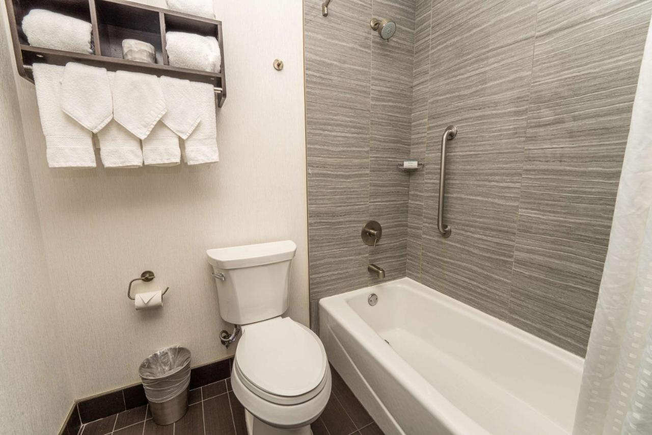 Deluxe Queen Room with Two Queen Beds at Hampton Inn San Francisco Downtown/Convention Center