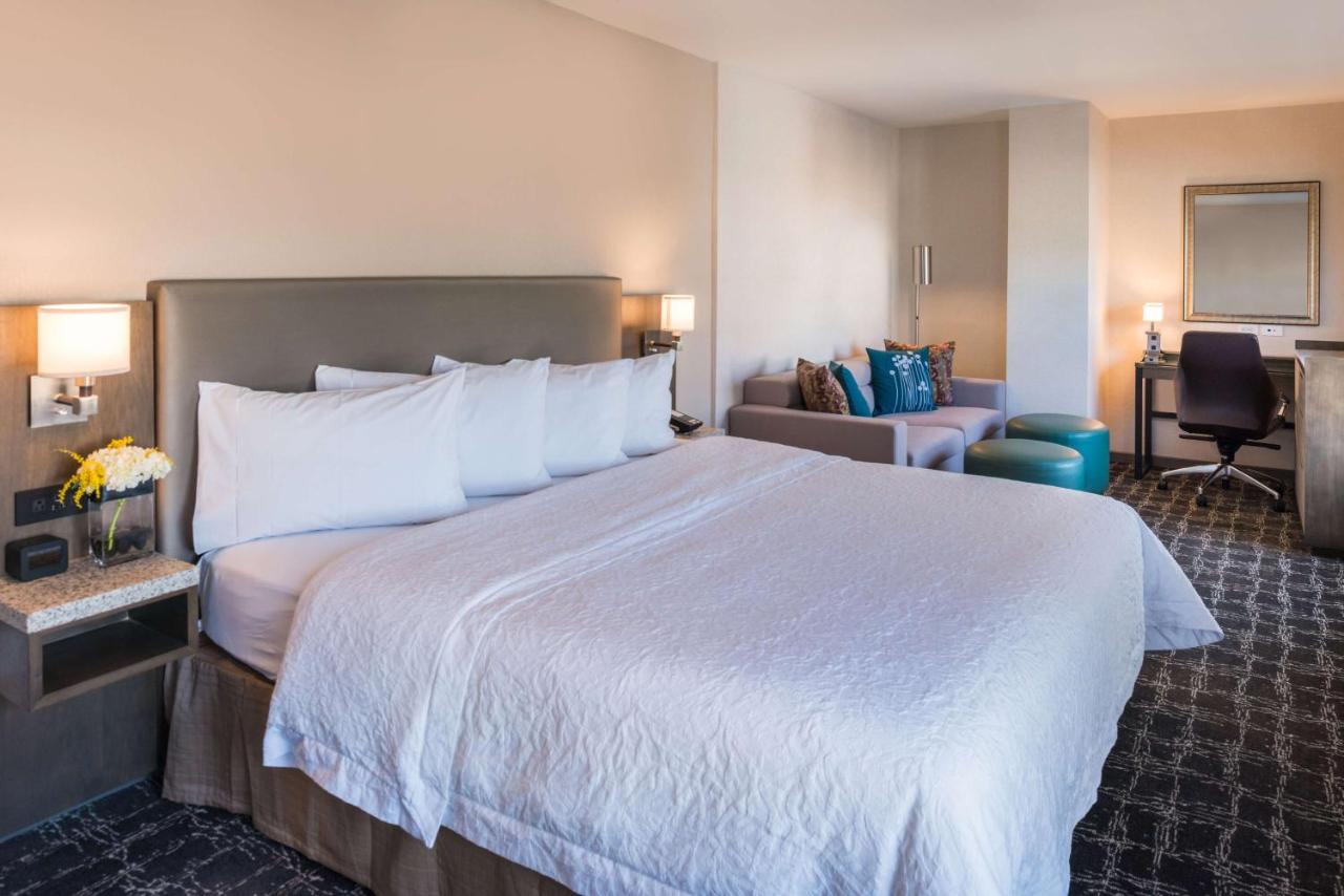 Deluxe King Room with Sofa Bed at Hampton Inn San Francisco Downtown/Convention Center