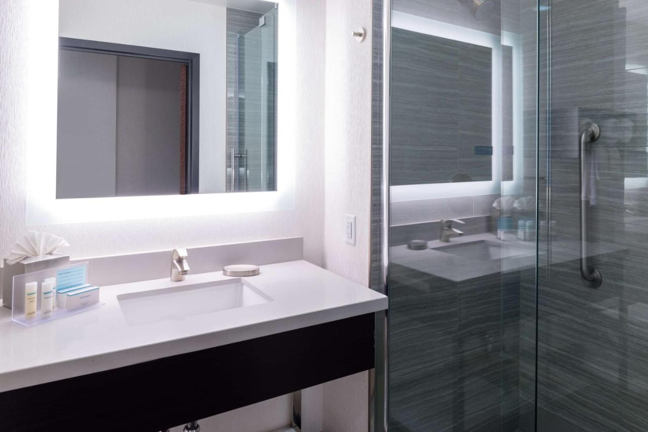 Deluxe King Room with City View at Hampton Inn San Francisco Downtown/Convention Center