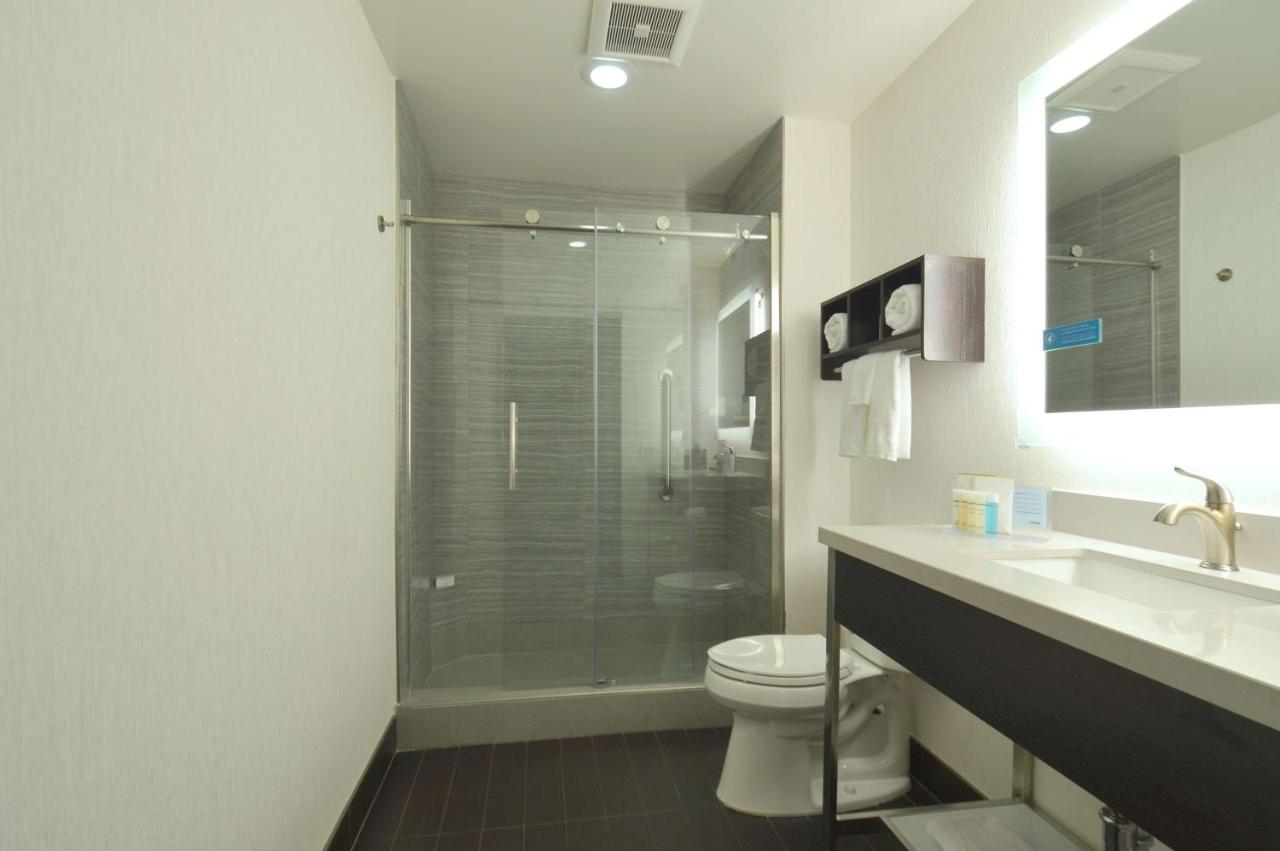 Deluxe Queen Room with Two Queen Beds at Hampton Inn San Francisco Downtown/Convention Center