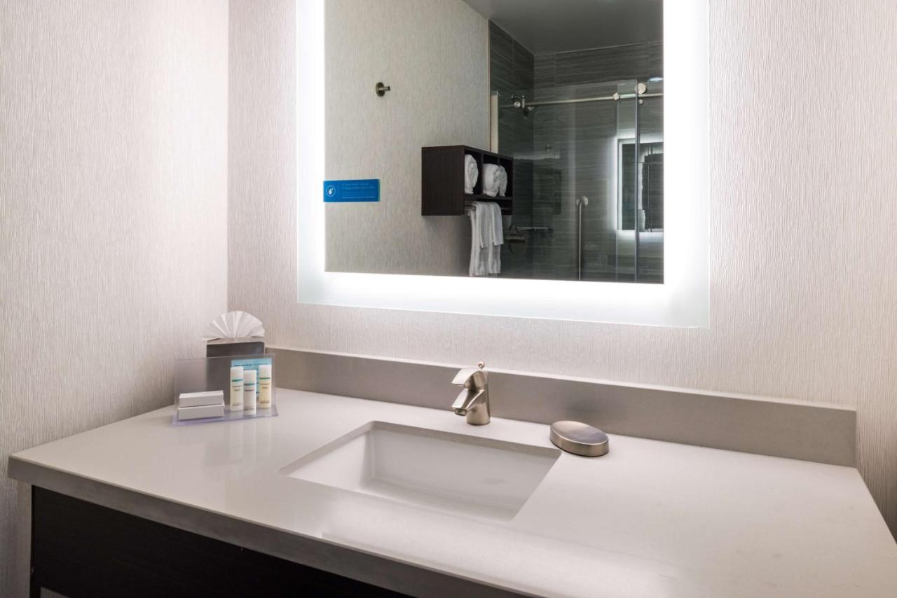 Deluxe King Room with Sofa Bed at Hampton Inn San Francisco Downtown/Convention Center
