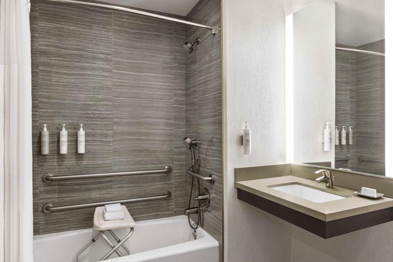 King Room - Mobility Accessible with Bathtub at Hampton Inn San Francisco Downtown/Convention Center
