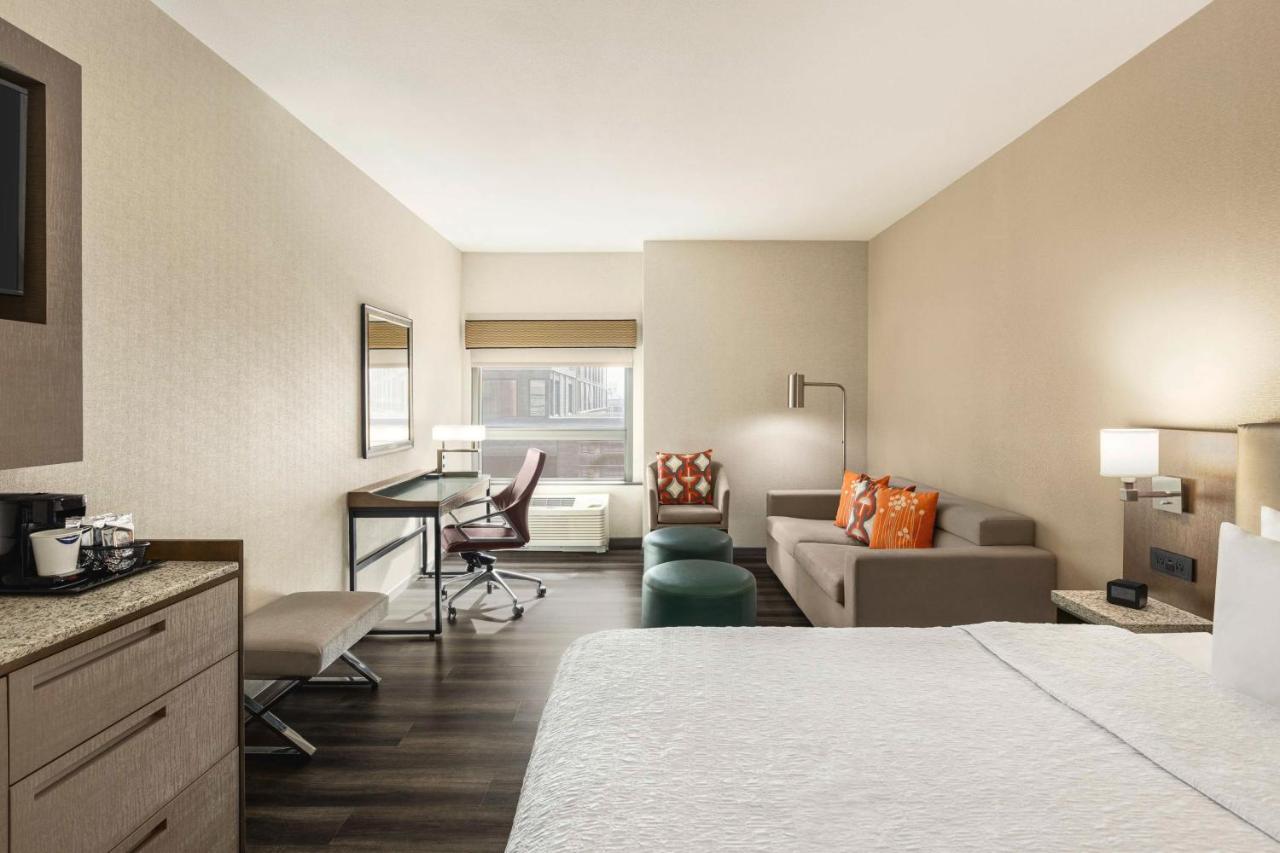 Deluxe King Room with Sofa Bed at Hampton Inn San Francisco Downtown/Convention Center