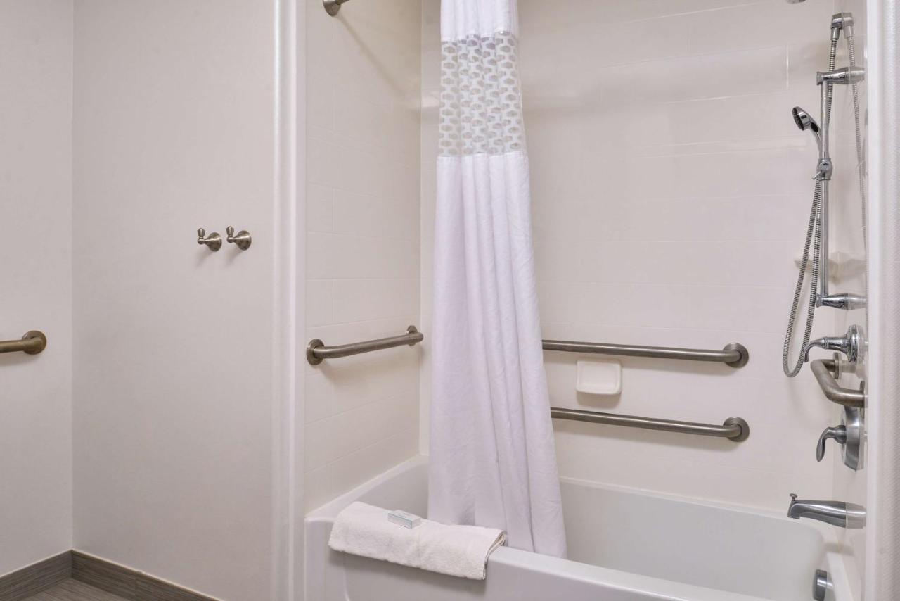 Queen Room with Two Queen Beds - Disability Access at Hampton Inn & Suites Hutto Austin
