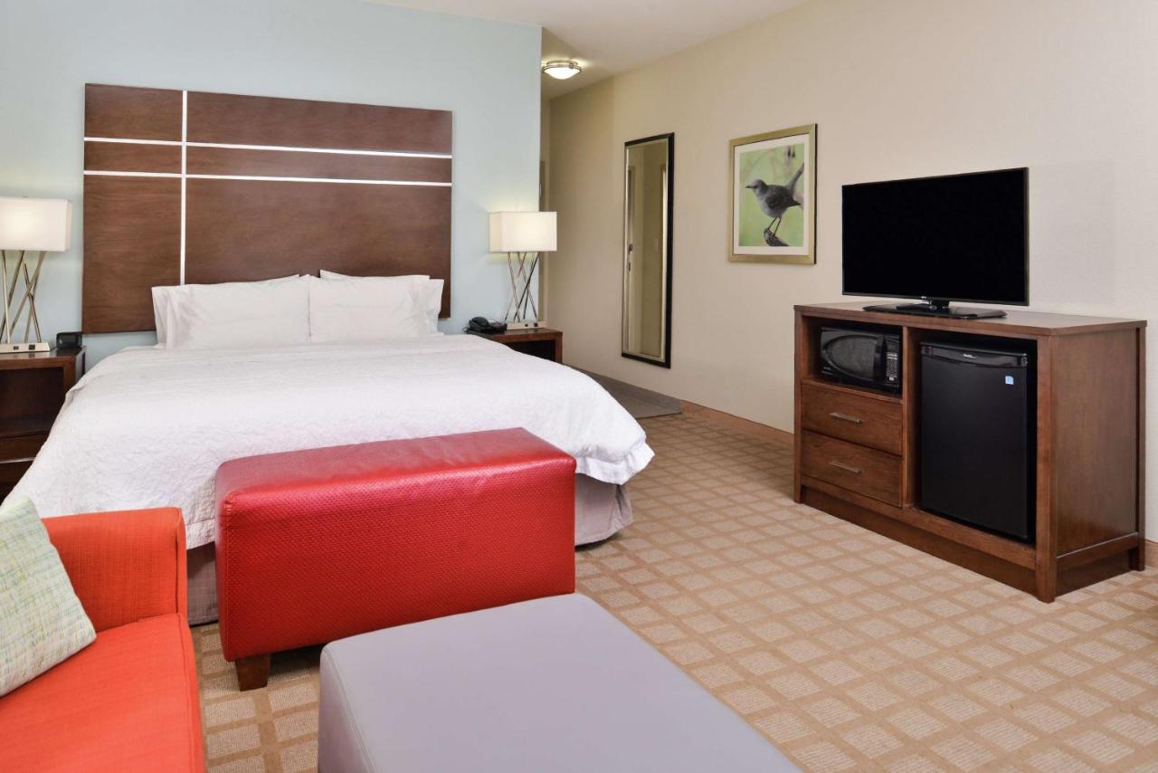 King Room at Hampton Inn & Suites Hutto Austin