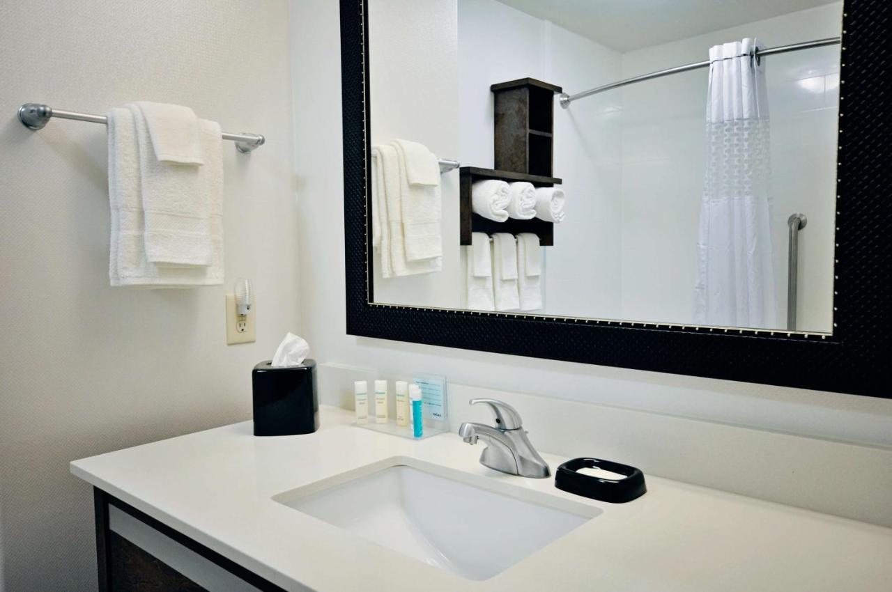 King Room at Hampton Inn & Suites Hutto Austin
