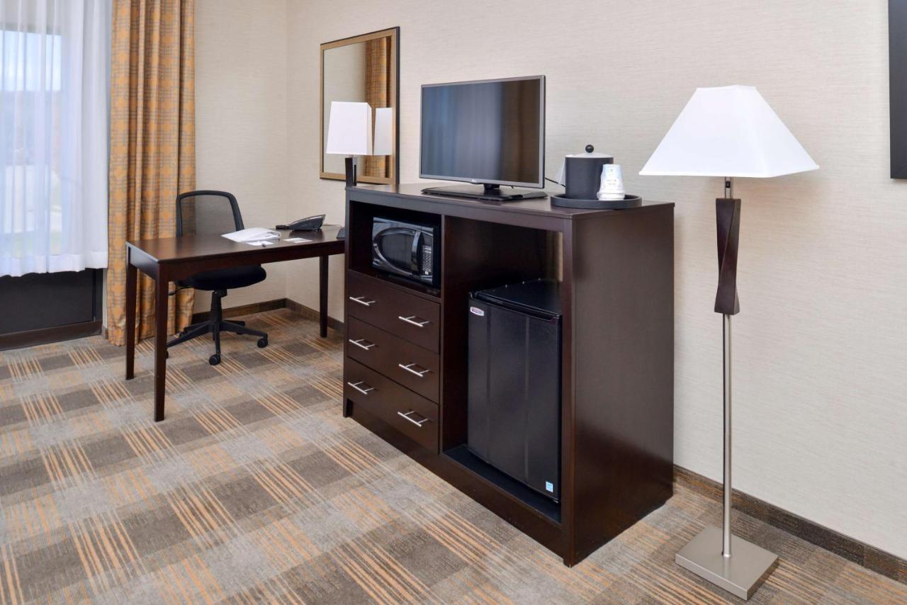 | Hampton Inn & Suites California University-Pittsburgh