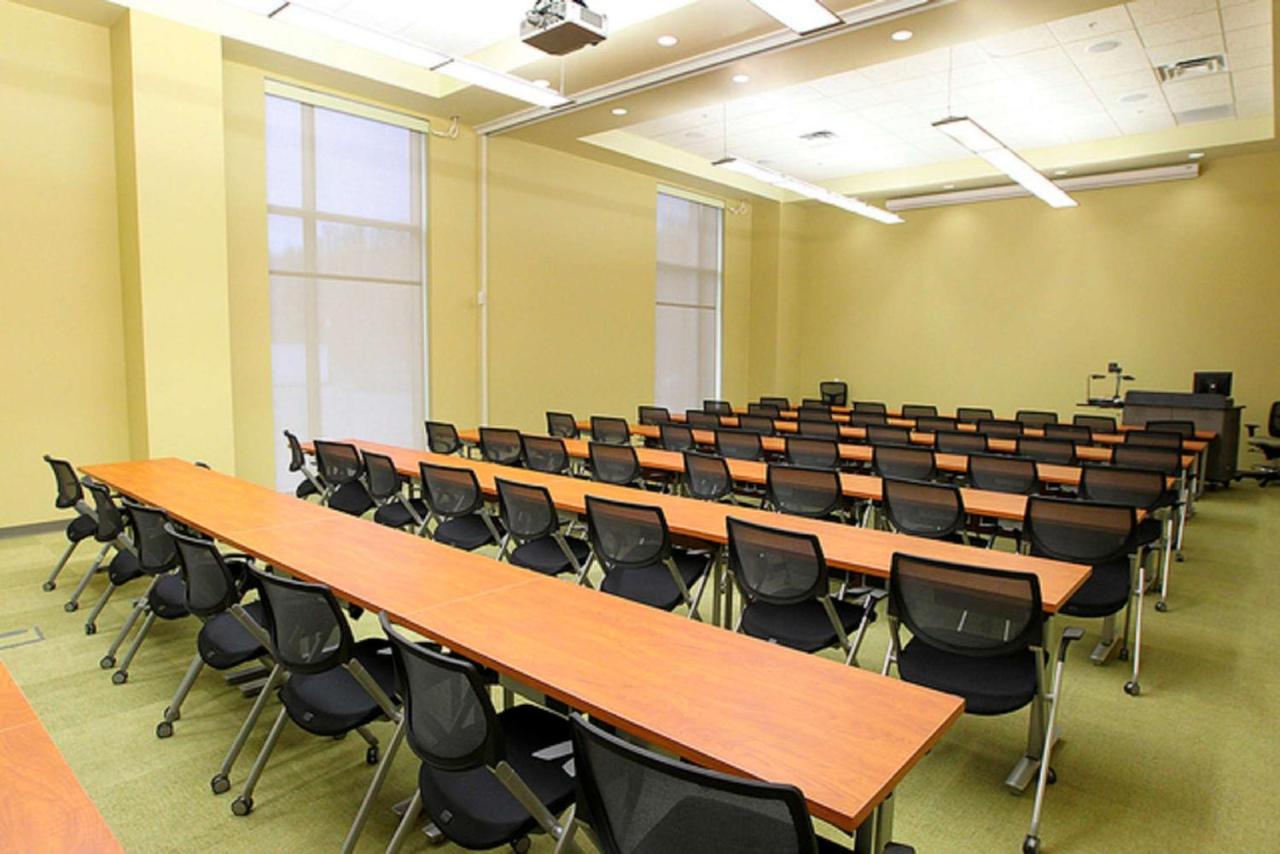 | Hampton Inn & Suites California University-Pittsburgh