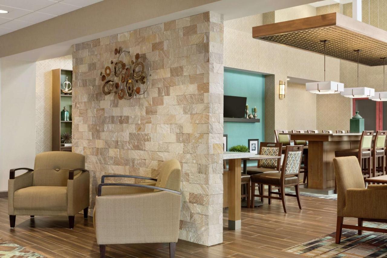 | Hampton Inn & Suites Minooka