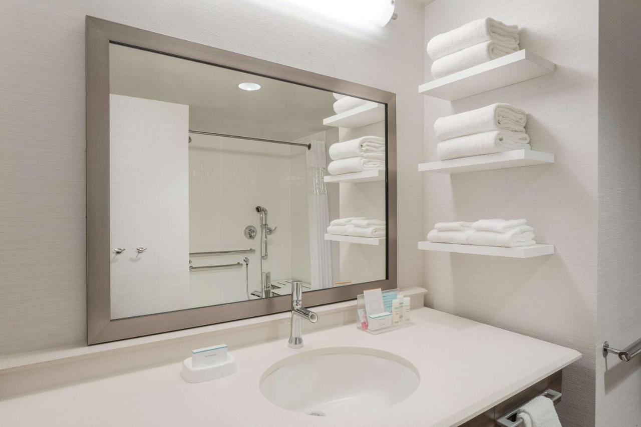 | Hampton Inn & Suites Minooka