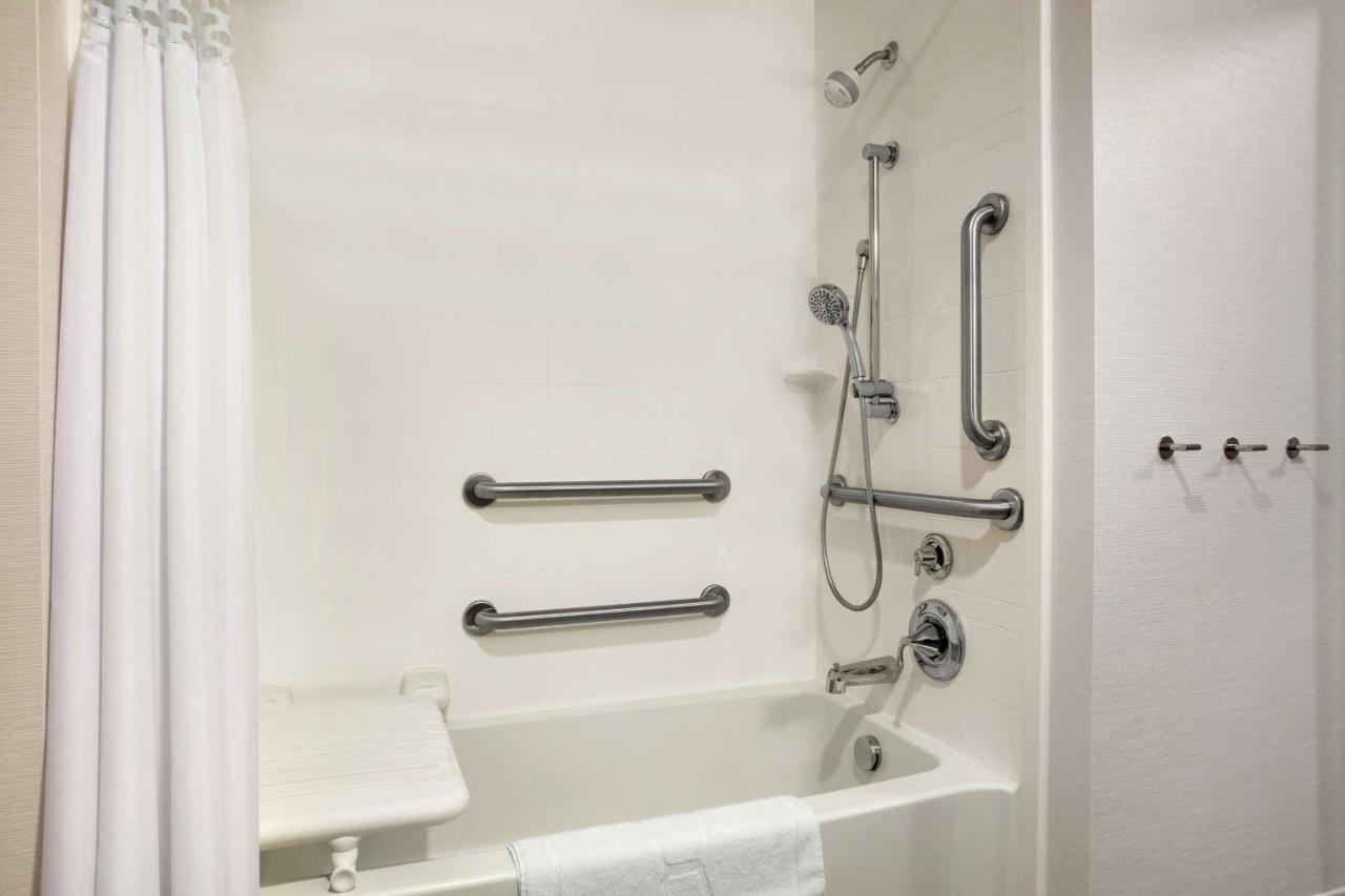 | Hampton Inn & Suites Minooka