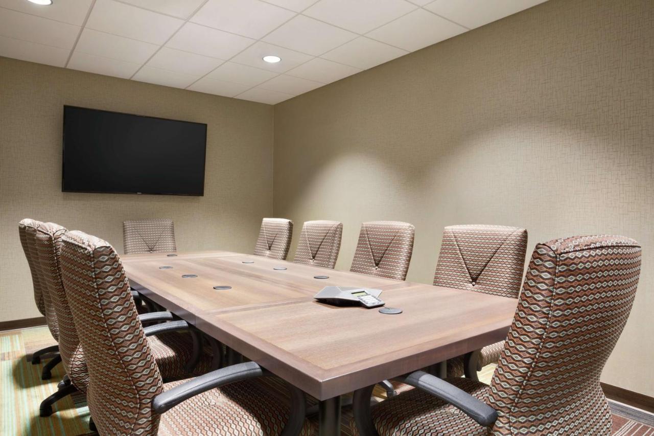 | Hampton Inn & Suites Minooka