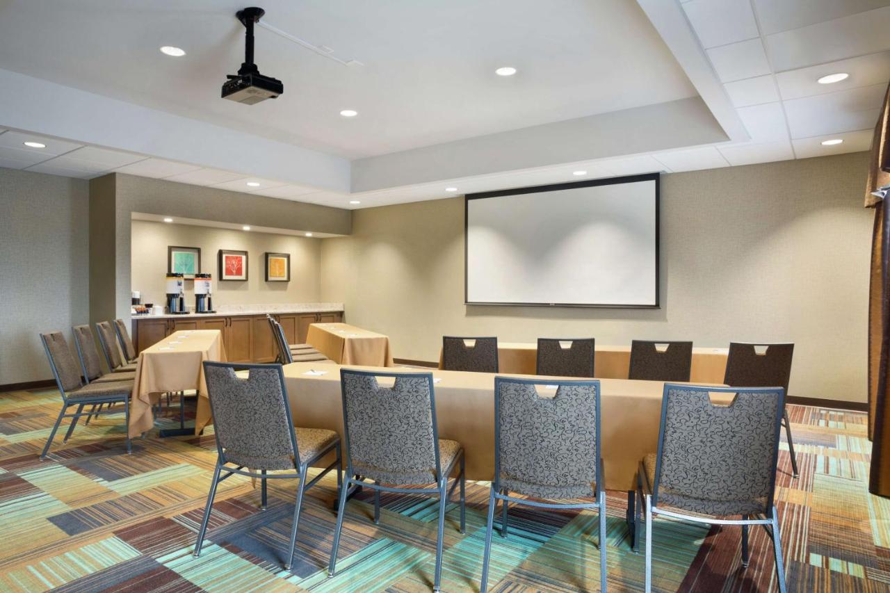 | Hampton Inn & Suites Minooka