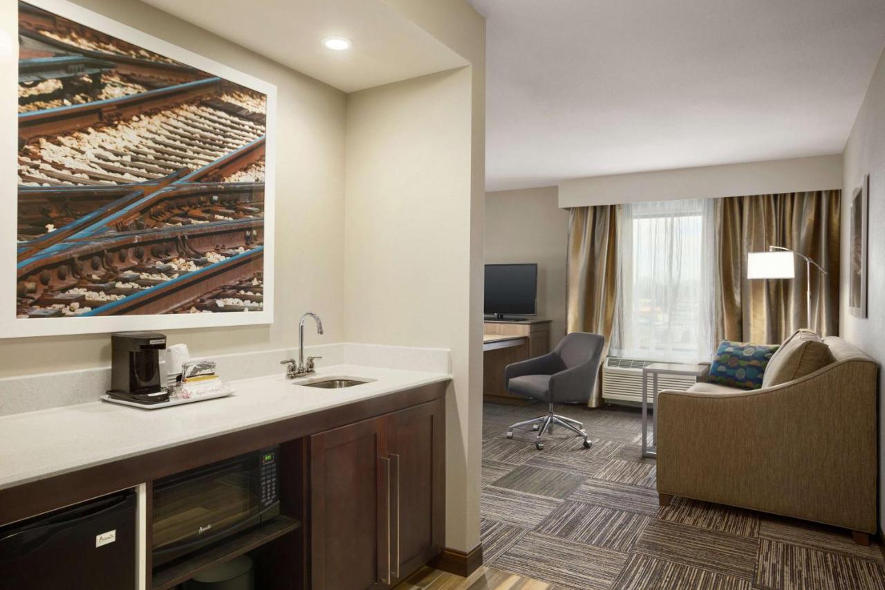 | Hampton Inn & Suites Minooka