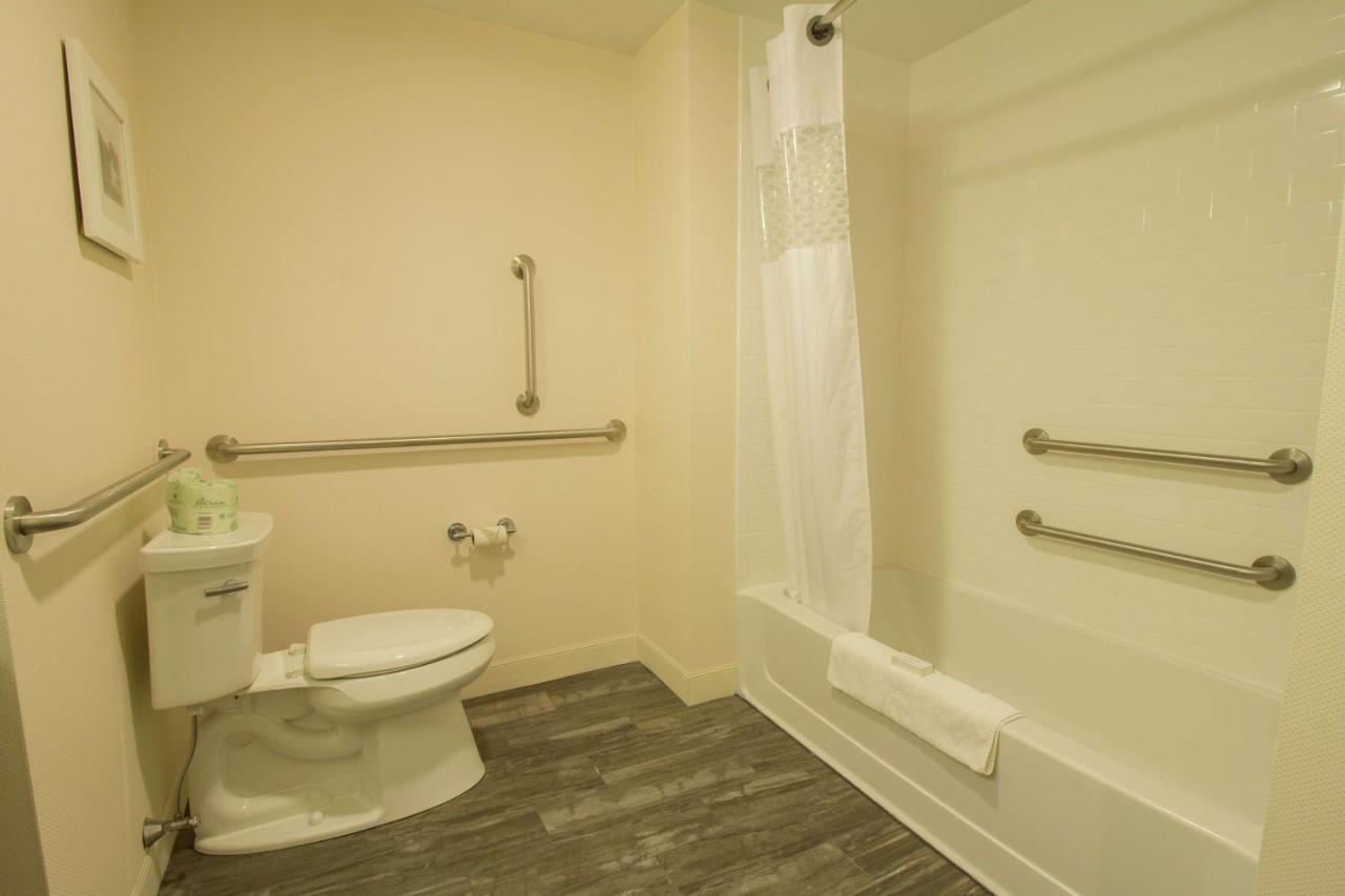 | Hampton Inn & Suites Cazenovia, NY