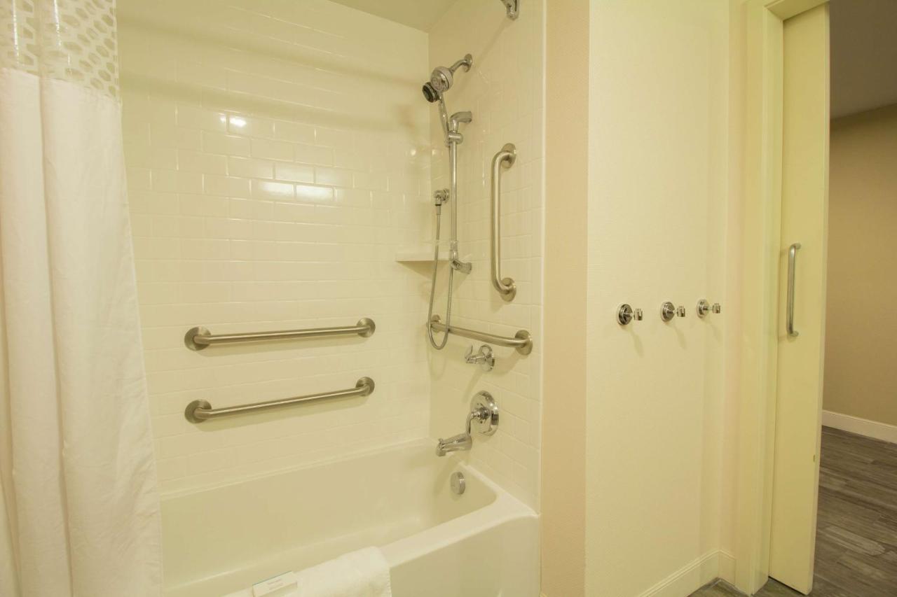 | Hampton Inn & Suites Cazenovia, NY