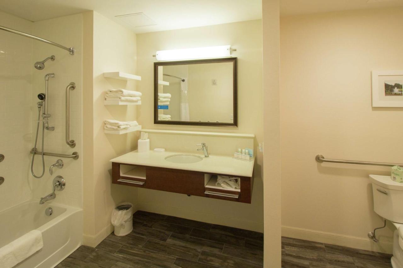 | Hampton Inn & Suites Cazenovia, NY