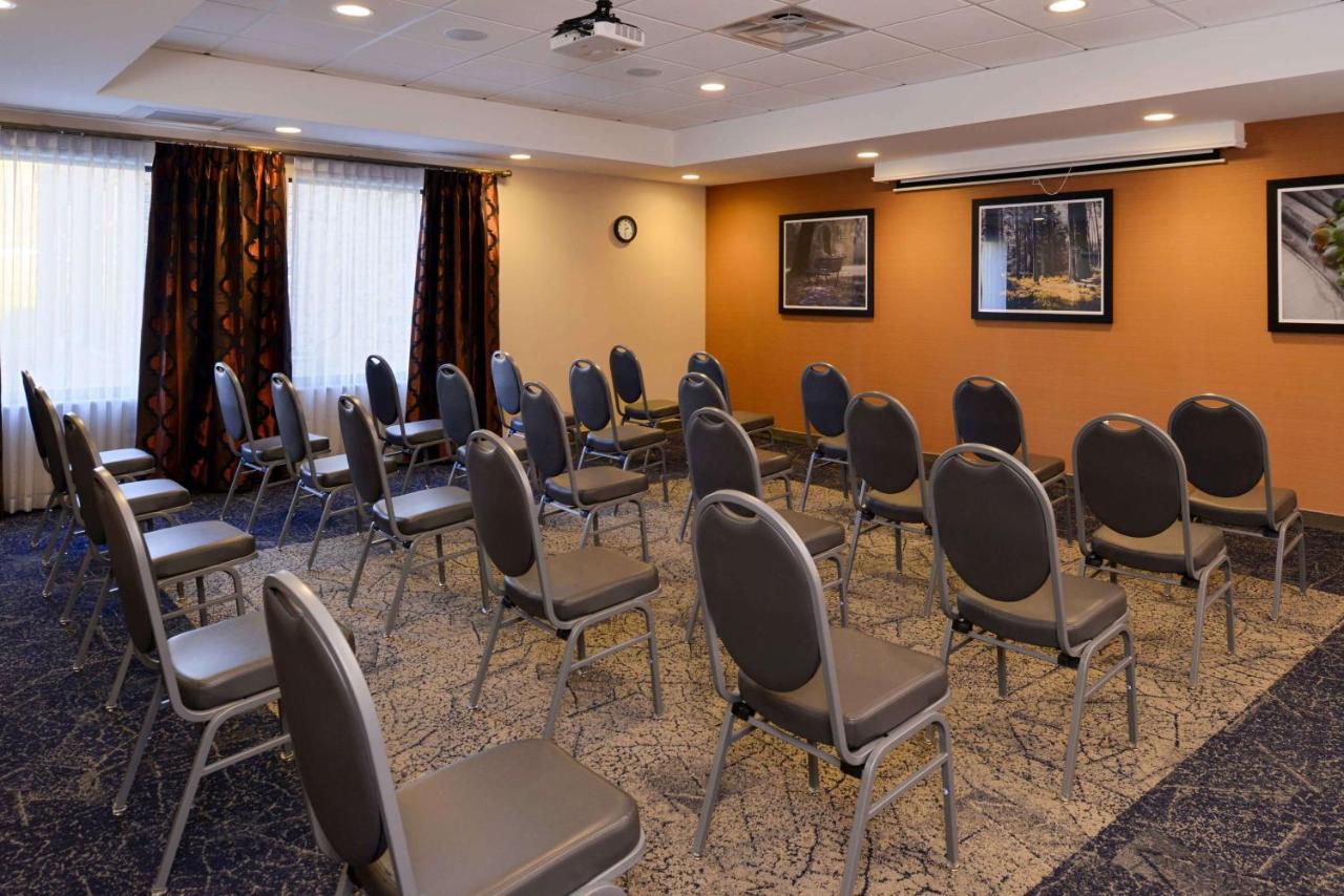 | Hampton Inn & Suites Albany-East Greenbush, NY