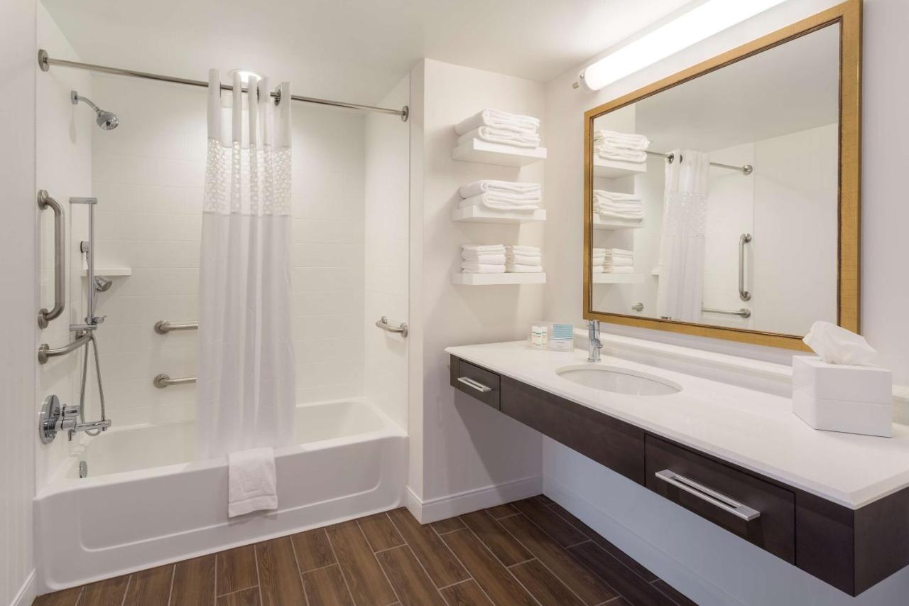 King Room - Disability/Hearing Accessible with Bath Tub - Non-Smoking at Hampton Inn & Suites Newport/Cincinnati