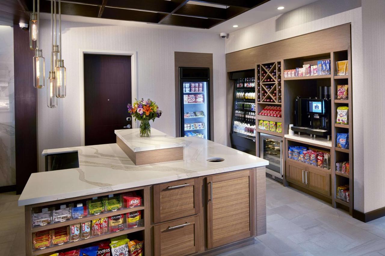| Hilton Garden Inn Roslyn