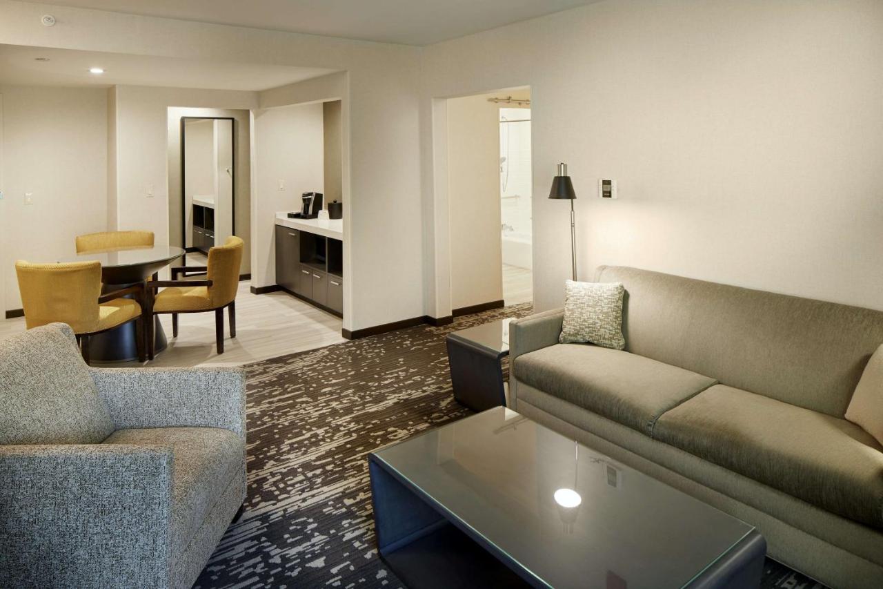| Hilton Garden Inn Roslyn