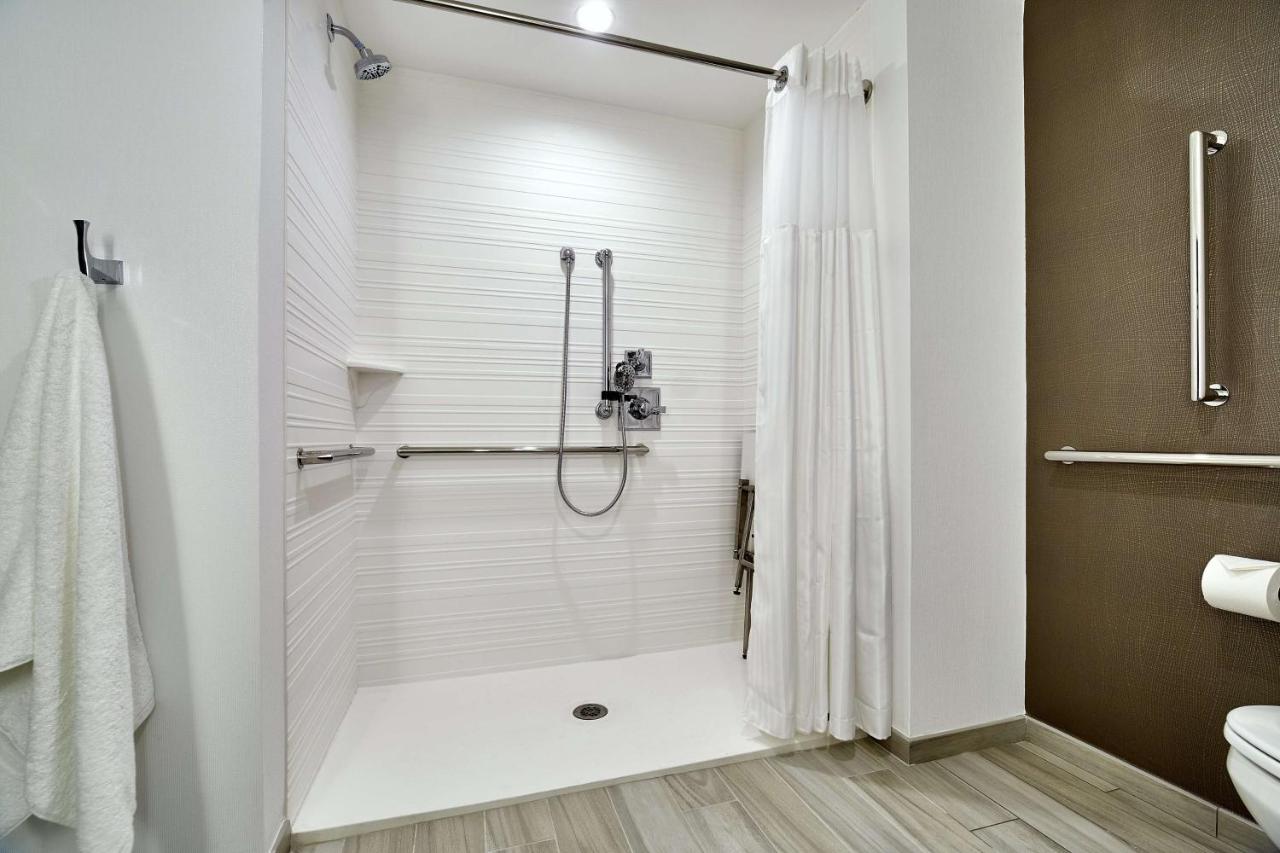 | Hilton Garden Inn Roslyn