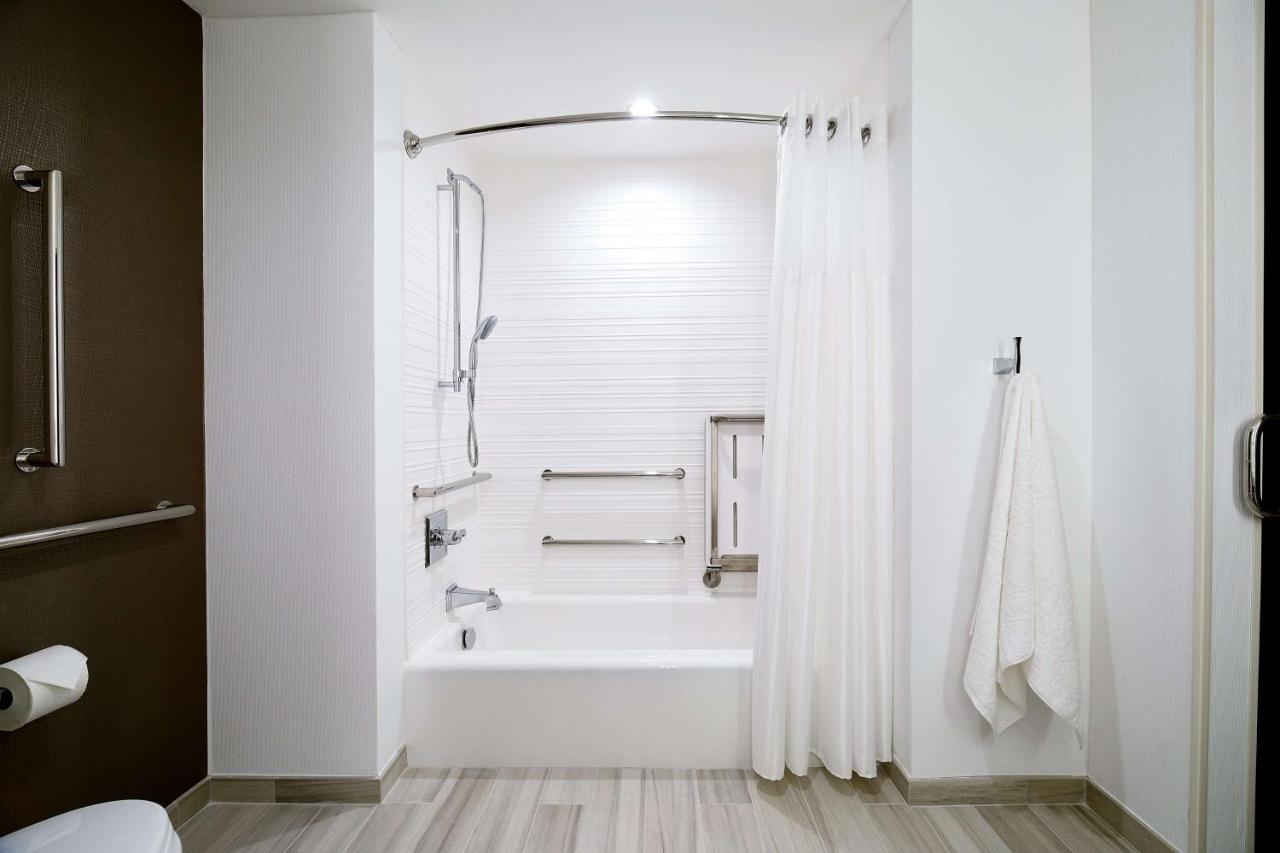  | Hilton Garden Inn Roslyn