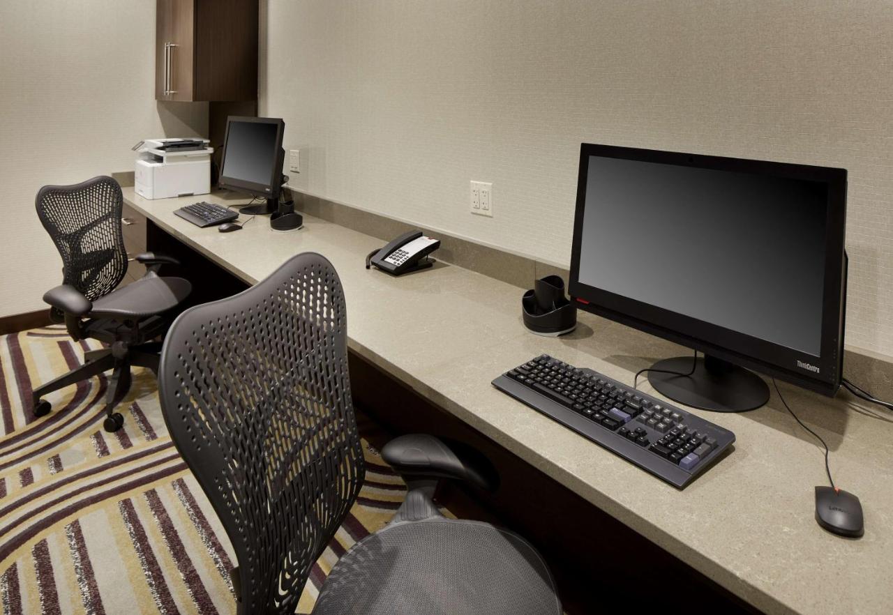 | Hilton Garden Inn Roslyn