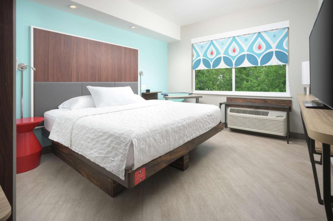 King Room with Roll in Shower - Hearing Accessible at Tru by Hilton McDonough