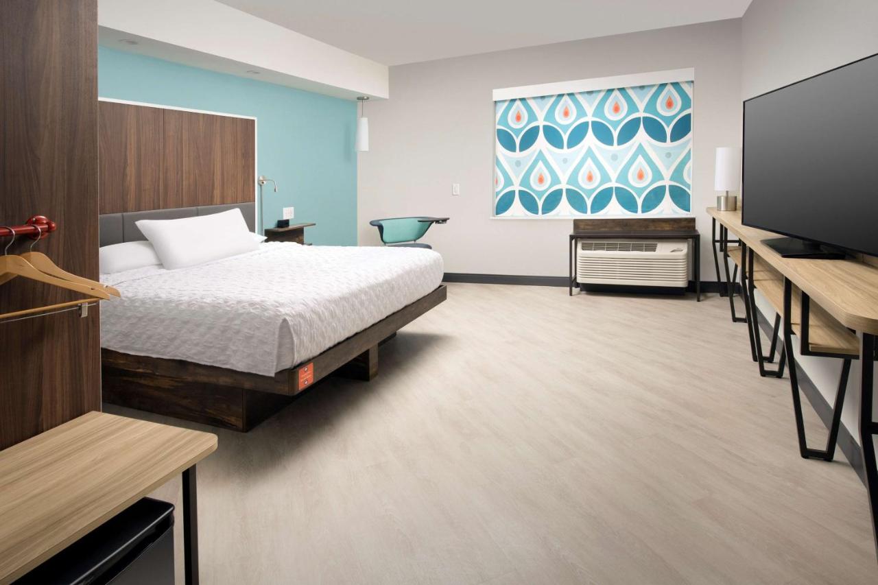 King Room with Roll in Shower - Hearing Accessible at Tru by Hilton McDonough