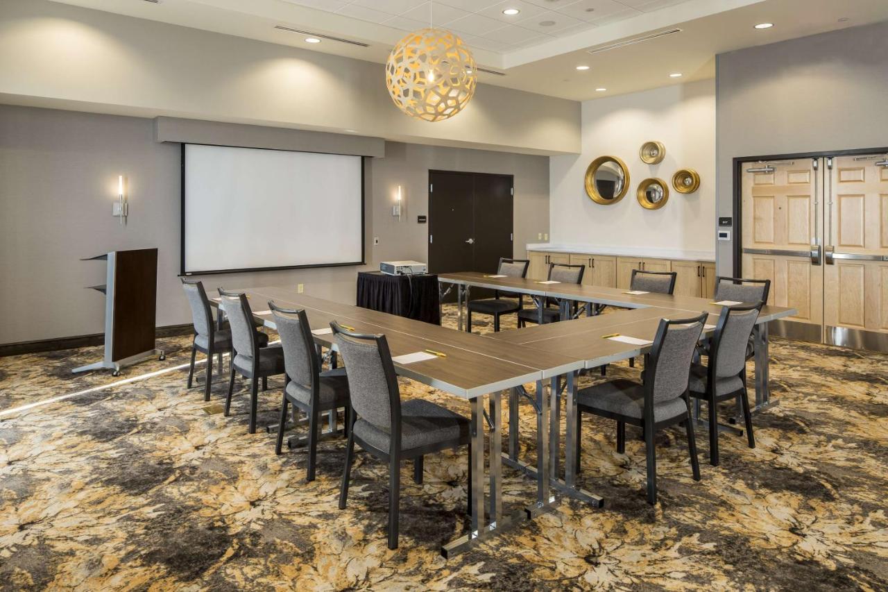 | Hilton Garden Inn Pittsburgh Airport