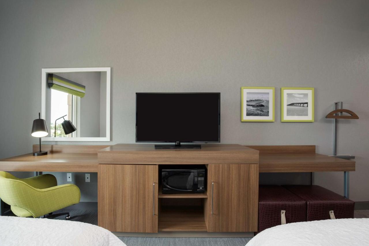 Queen Room with Two Queen Beds - Non-Smoking at Hampton Inn Fort Lauderdale Pompano Beach