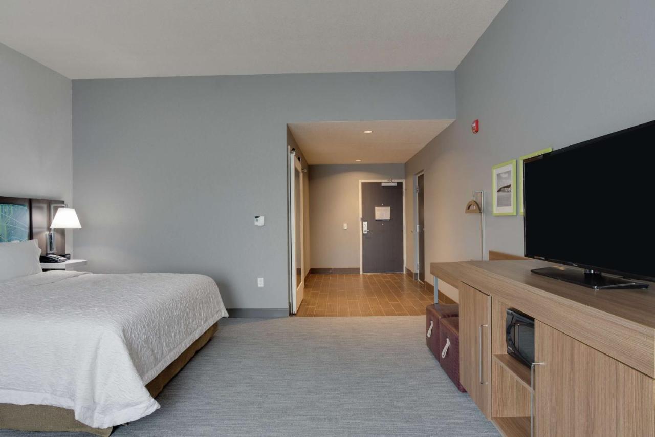 King Room - Hearing Accessible - Non-Smoking at Hampton Inn Fort Lauderdale Pompano Beach