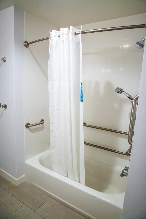 King Room - Mobility Accessible/Non-Smoking at Hampton Inn Pontiac