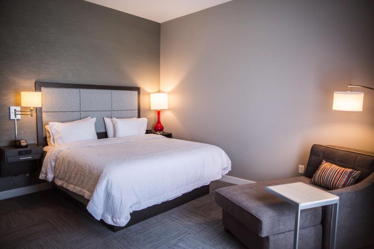 King Room at Hampton Inn Pontiac