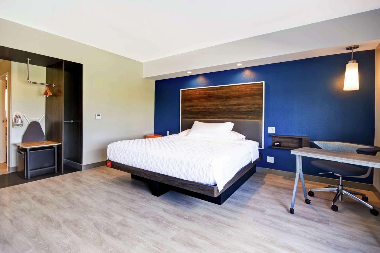 King Room with Roll-In Shower - Hearing Accessible at Tru by Hilton North Platte
