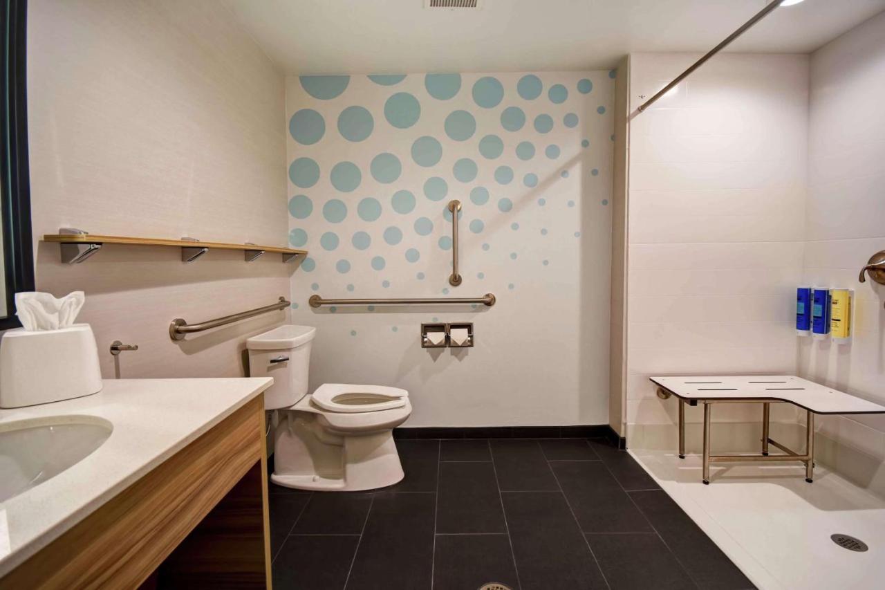 King Room with Roll-In Shower - Hearing Accessible at Tru by Hilton North Platte