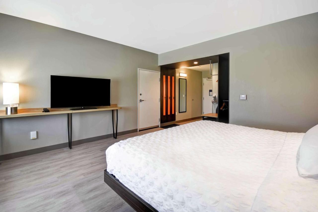 King Room with Roll-In Shower - Hearing Accessible at Tru by Hilton North Platte