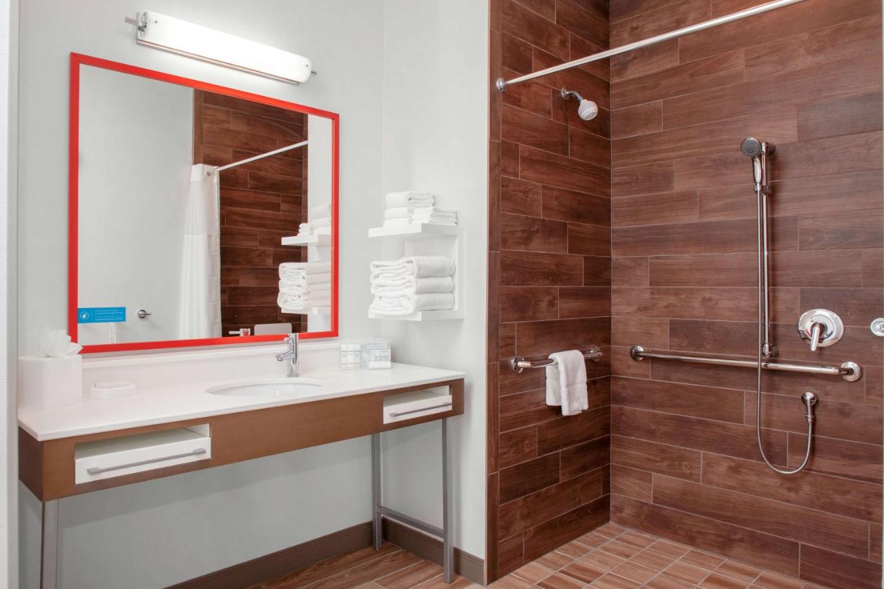  | Hampton Inn & Suites Overland Park South
