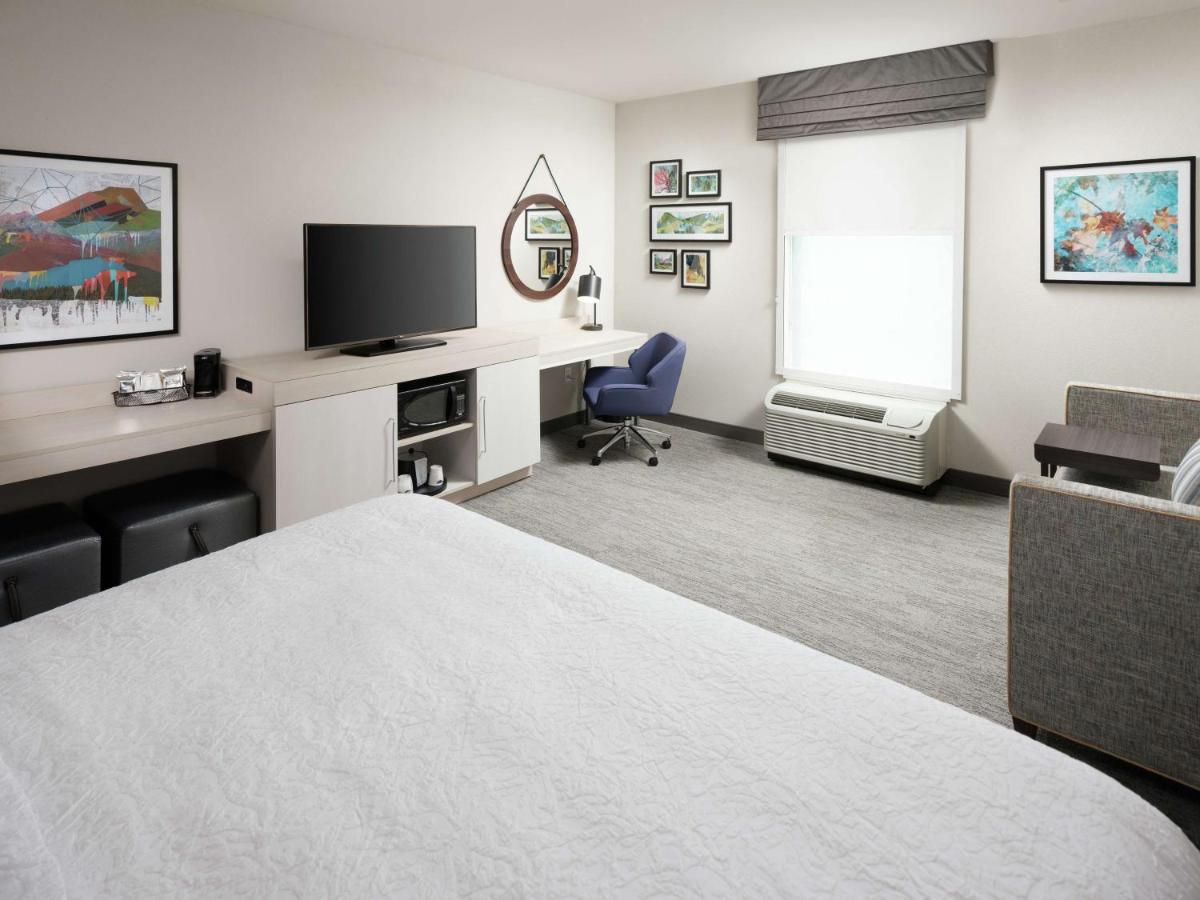 King Room with Sofa Bed at Hampton Inn Chattanooga East Ridge