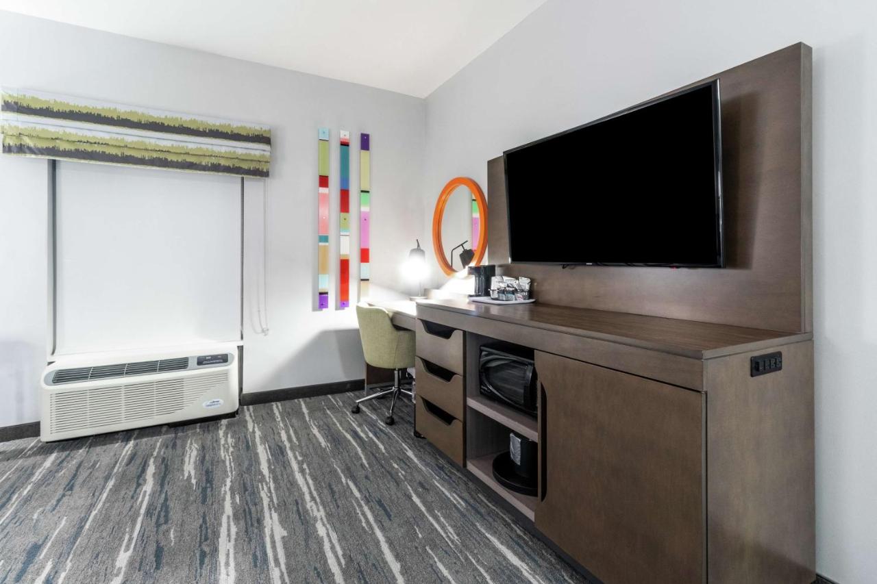 King Room - Hearing Accessible - Non-Smoking at Hampton Inn Locust Grove