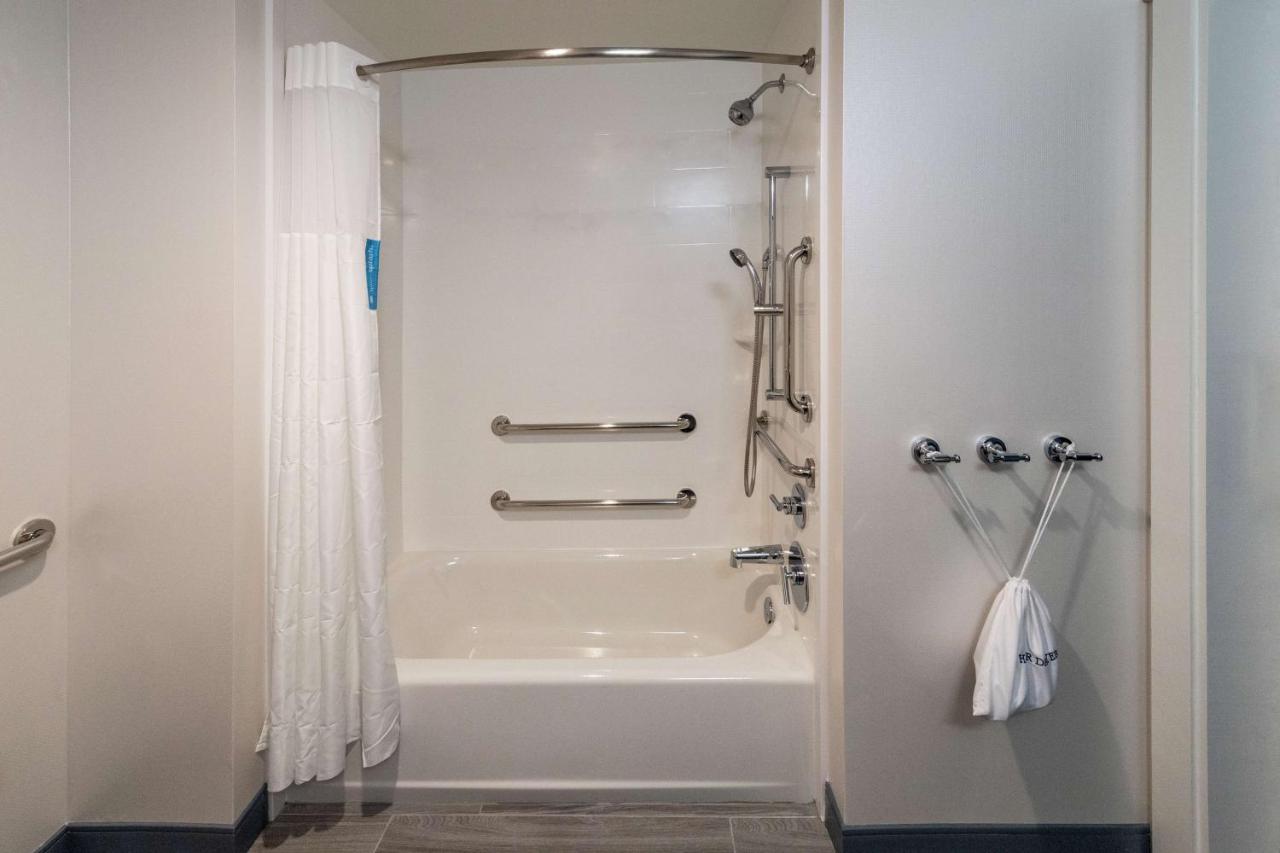 Queen Room with Bath Tub - Mobility Accessible - Non-Smoking at Hampton Inn & Suites Snellville Atlanta NE