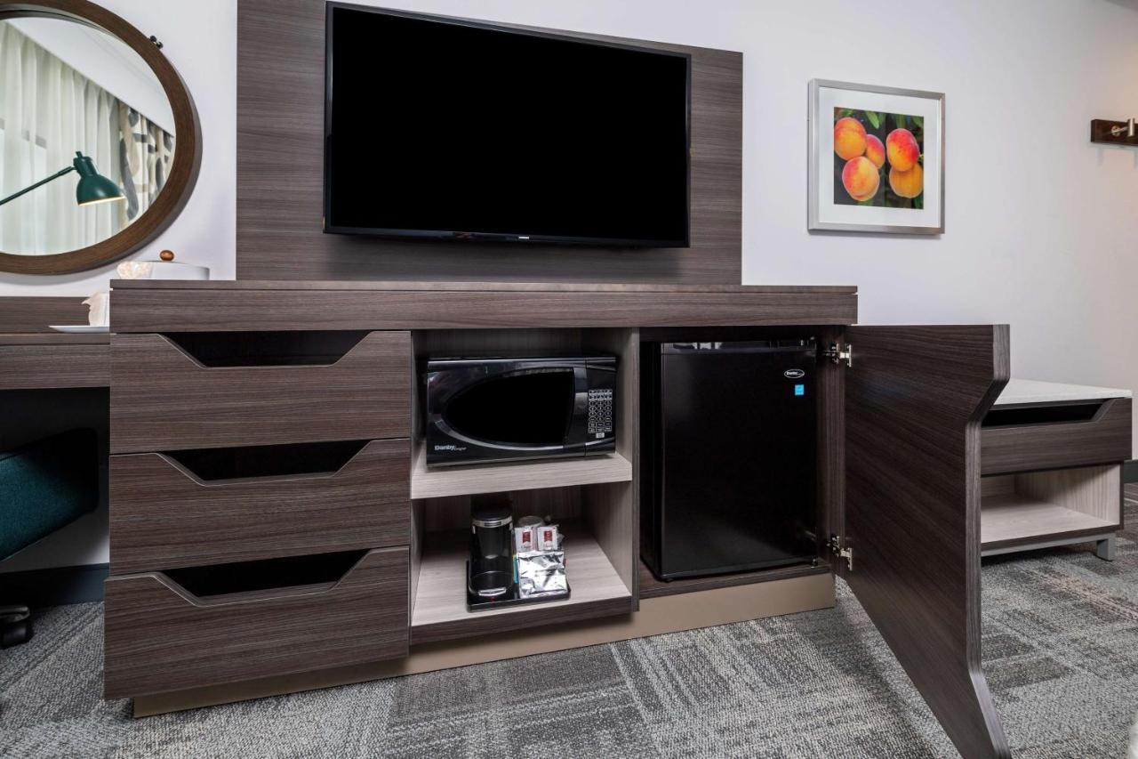 King Room at Hampton Inn & Suites Snellville Atlanta NE