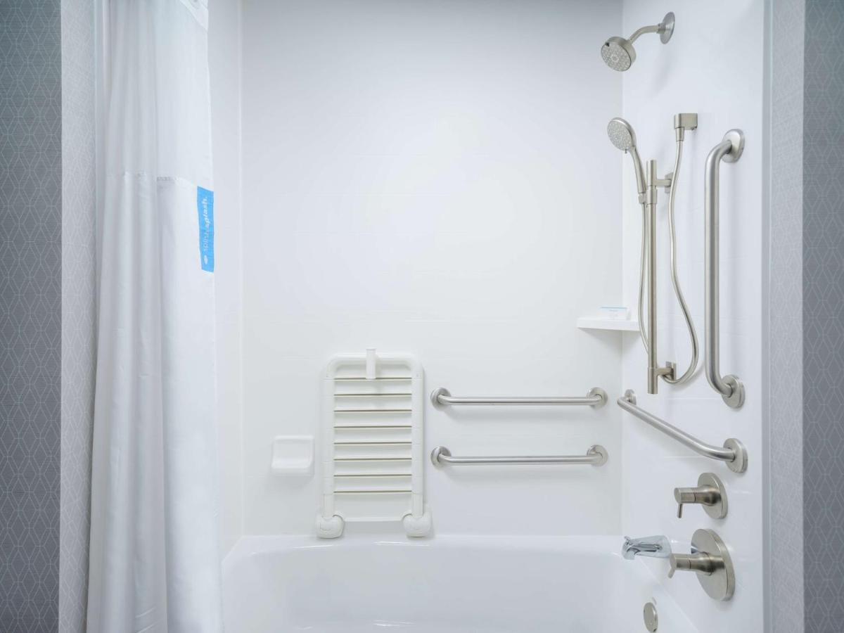 Queen Room with Bath Tub - Mobility Accessible - Non-Smoking at Hampton Inn & Suites Atlanta Decatur/Emory