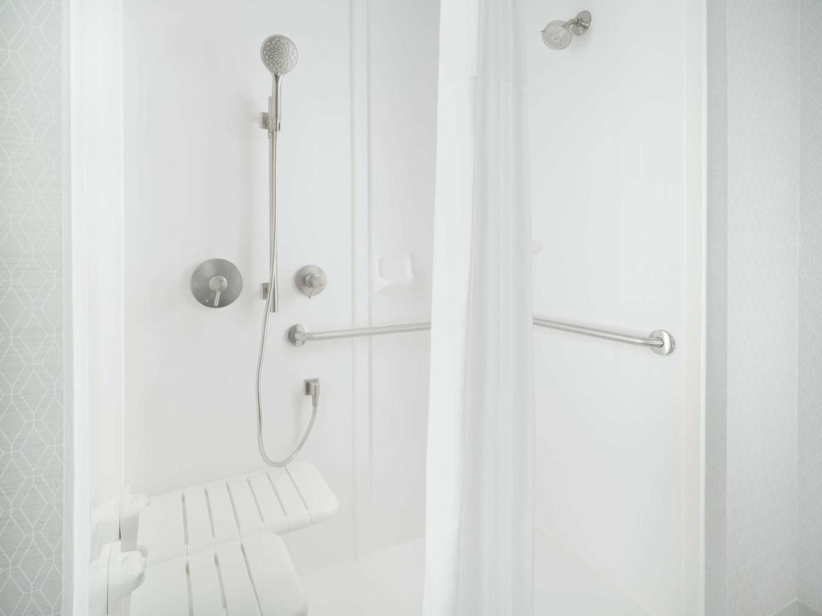 King Room with Roll in Shower - Mobility Accessible/Non-Smoking at Hampton Inn & Suites Atlanta Decatur/Emory