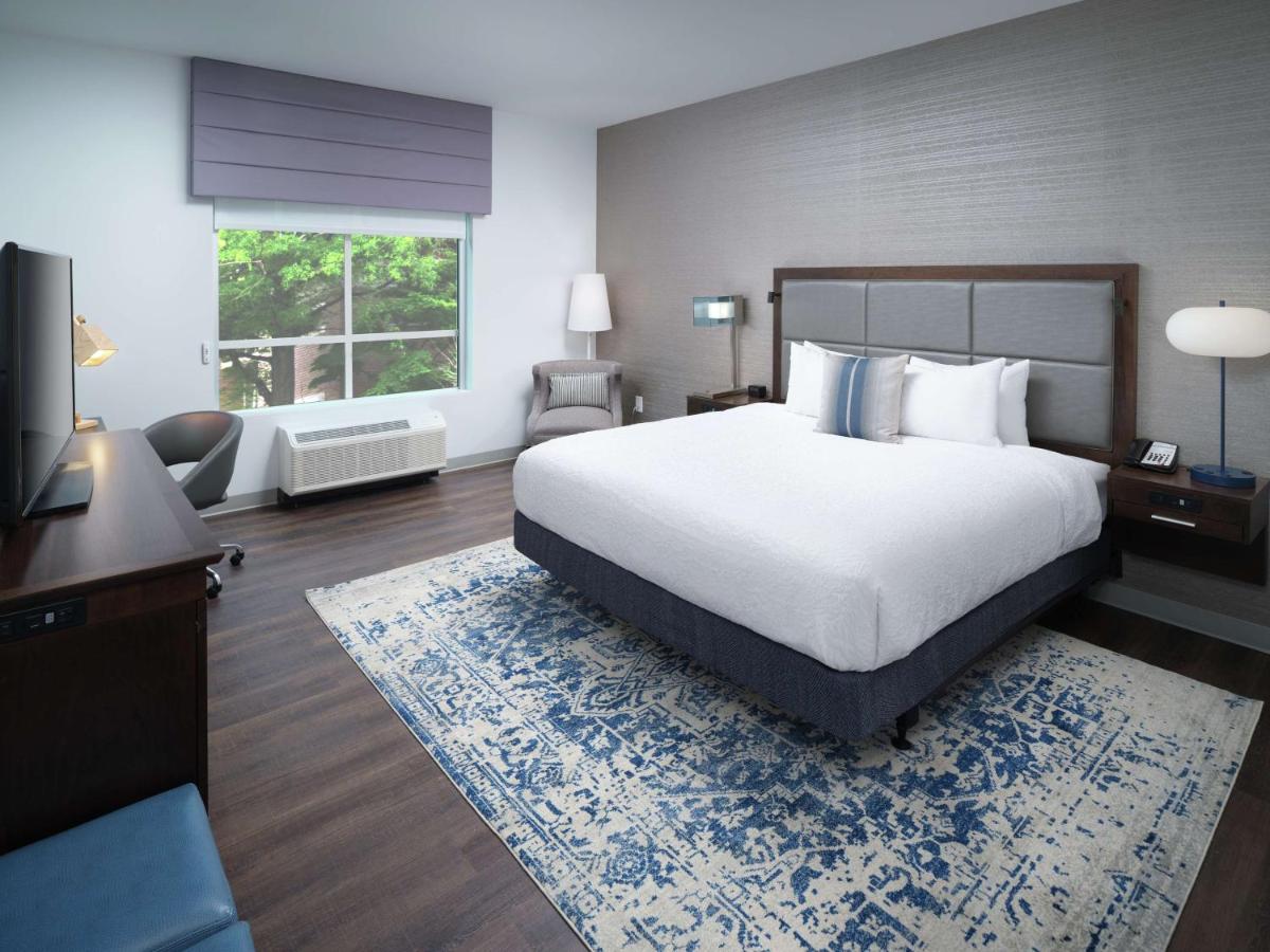 King Room with Roll in Shower - Mobility Accessible/Non-Smoking at Hampton Inn & Suites Atlanta Decatur/Emory