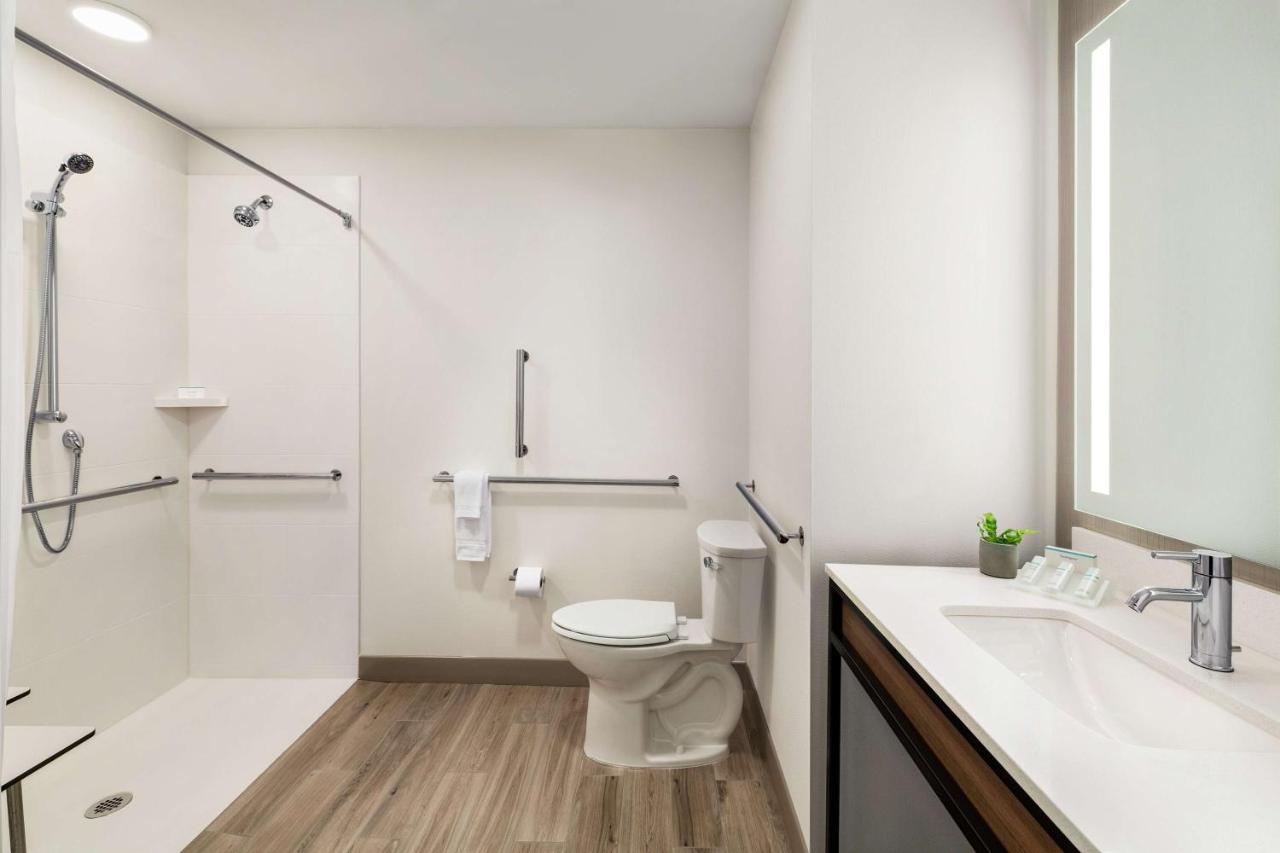 Deluxe King Room with Roll-In Shower - Mobility Accessible at Hilton Garden Inn Seattle Airport