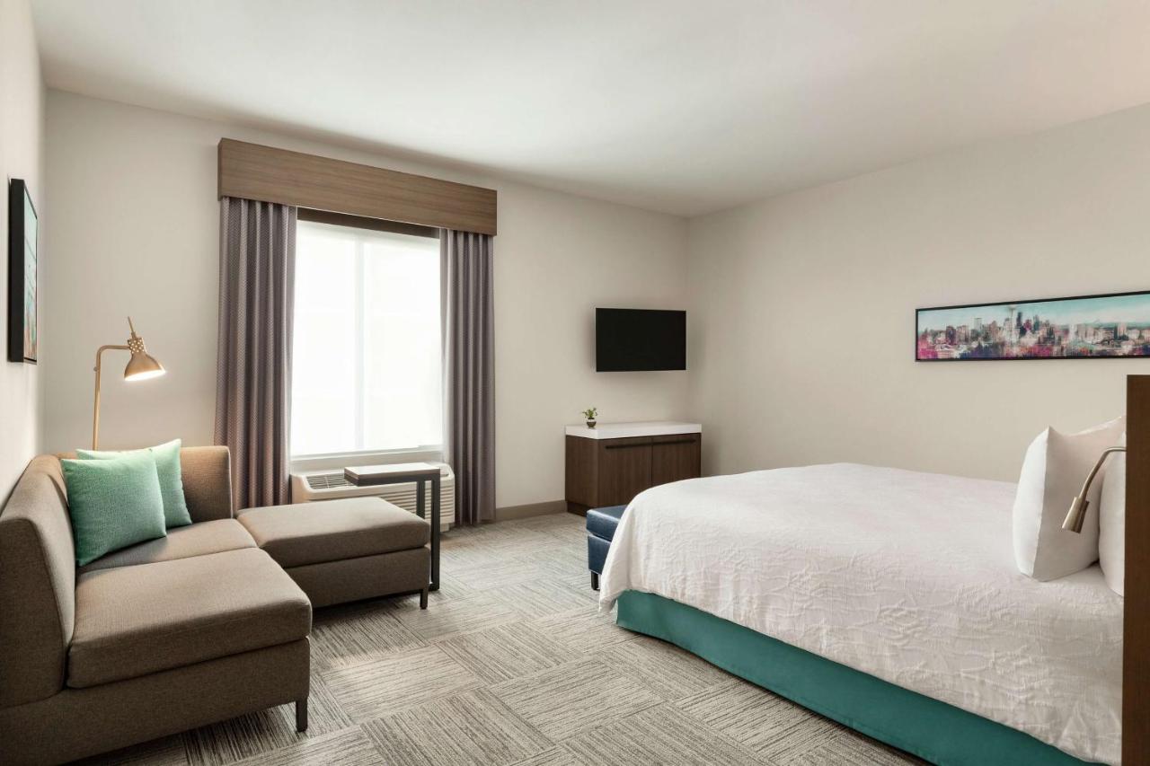 Deluxe King Room with Roll-In Shower - Mobility Accessible at Hilton Garden Inn Seattle Airport