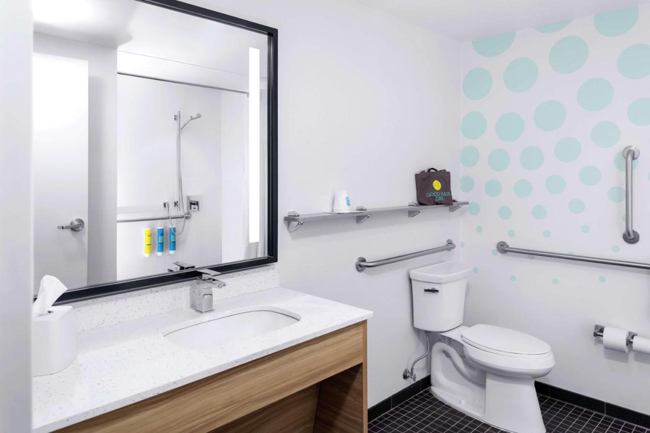 Queen Room with Roll In Shower - Mobility Accessible/Non-Smoking at Tru by Hilton Gilbert