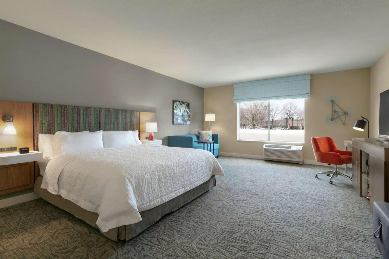 King Room with Sofa Bed at Hampton Inn & Suites Johns Creek